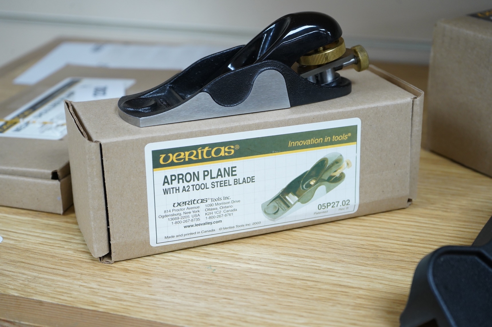 Two boxed Veritas woodworking planes; an apron plane (05P27.02), together with an edge trimming plane (left-hand), (2)